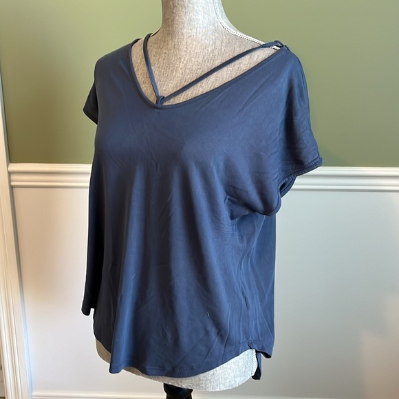 Beautiful tshirt with cute details! - Picture 4 of 5